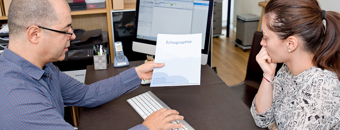 Dr. Radu donnant un document d'échographie à une patiente